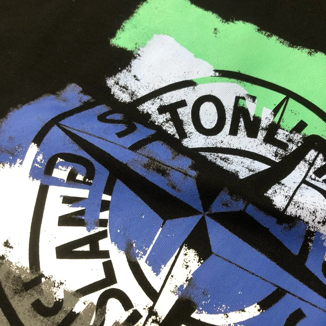 W680#P110💰 2025🆕 Stone lsland/Stone Island Rome Milan Florence city limited edition logo printed short-sleeved T-shirt ⚠️[Original creation with high control of details] - Made of 260 grams of combed cotton double yarn, soft and comfortable to the touch, sweat-absorbent and breathable. - Simple basic and versatile style, original single quality, the first choice for couples. - Made by a large factory, four needles and five threads on the shoulder, neatly arranged High-quality workmanship. - Same style for men and women, very versatile, one piece for each person, details are clearly visible. Color: Black White Size: M L